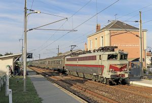 Passage à pleine vitesse sur la voie B de la gare de Rilly-la-Montagne (Marne), sur la voie unique de Reims à Épernay, du train spécial « Le champagne express » du MFPN avec la CC 40110 (18 septembre 2021). © C. Masse